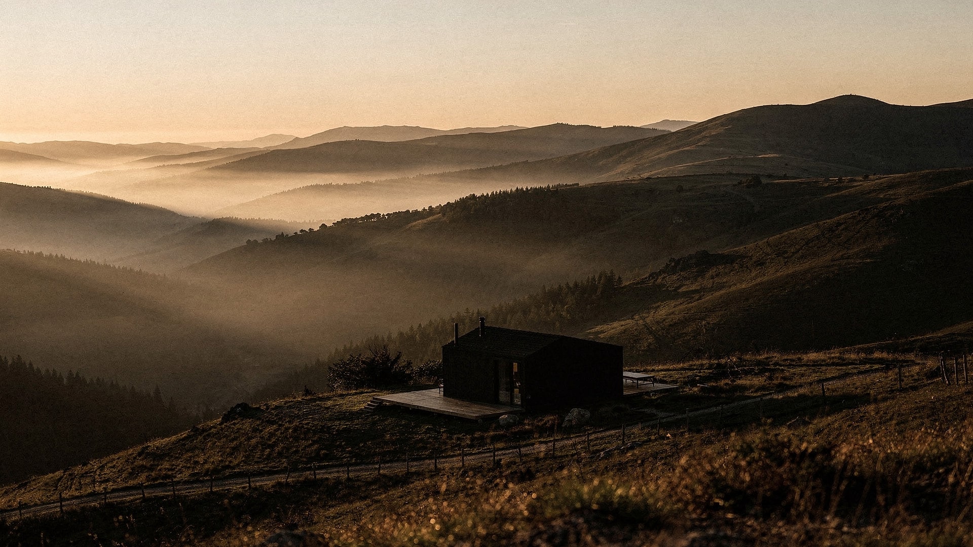 Weite Berglandschaft bei Sonnenaufgang mit Rückzugsort – der Pegel Reset
